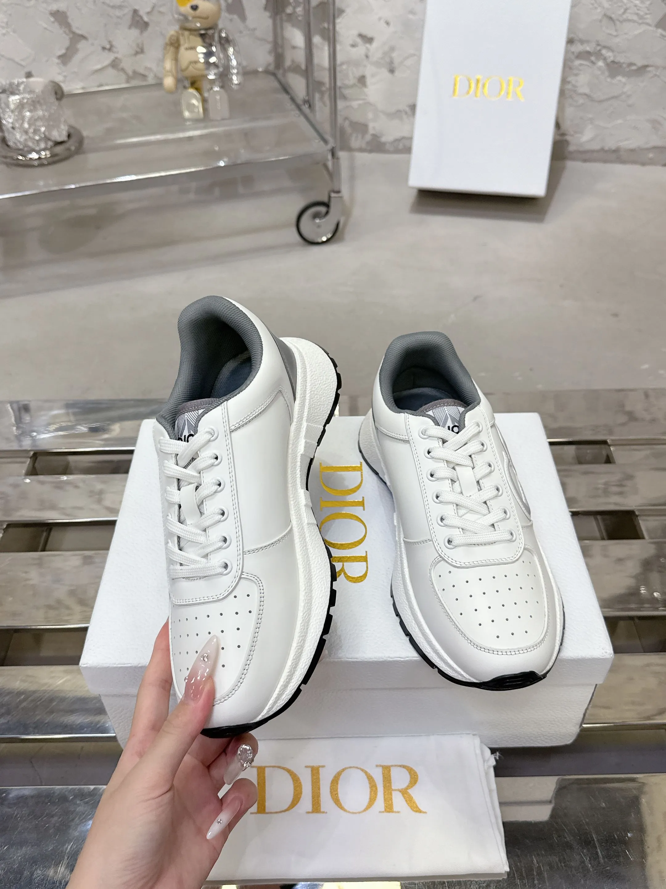 [Dior Dior] P: 660💰Couple model Size: Female: 35-40 (41 customized), male 39-44. (45 customized) 2025 Dior Dior autumn and winter new couple model, thick-soled casual sports shoes, original purchase and development, reinterpret sports style with elegant and fashionable shape. The upper is crafted from white mesh fabric and features the Christian Dior Paris signature on the laces and heel. The exquisite two-color sole is light and soft, which can add a high-end temperament to all kinds of casual looks. The delivery counter is exquisitely packaged🛍📦 ▪️Material: Original custom imported first-layer cowhide ▪️Inner lining: Imported soft sheepskin lining ▪️Sole: Original open-molded anti-slip rubber material ▪️Sole thickness: 4CM